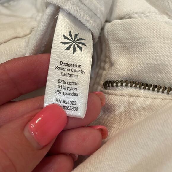 ATHLETA FRONTIER STRAIGHT LEG WHITE JEANS Size 8 - Picture 12 of 12